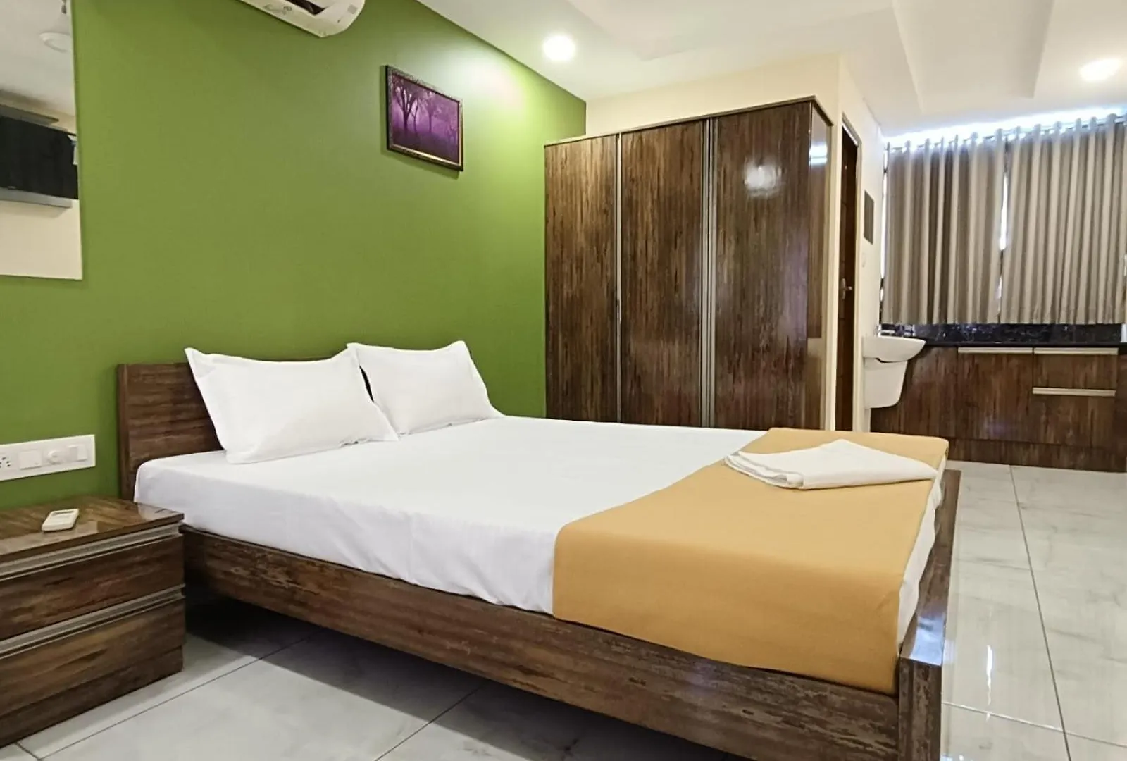 Luxe Inn Kochi Hotel